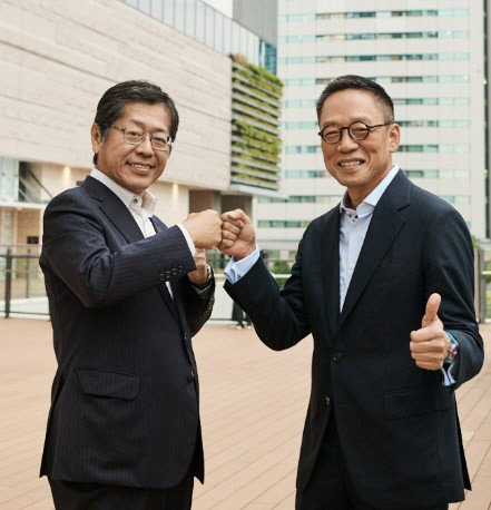 정태영(오른쪽) 현대카드 부회장과 오니시 유키히코 SMCC 사장이 지난 16일 일본 도쿄 SMCC 사옥에서 조인식 이후 기념촬영을 하고 있다. [현대카드 제공]